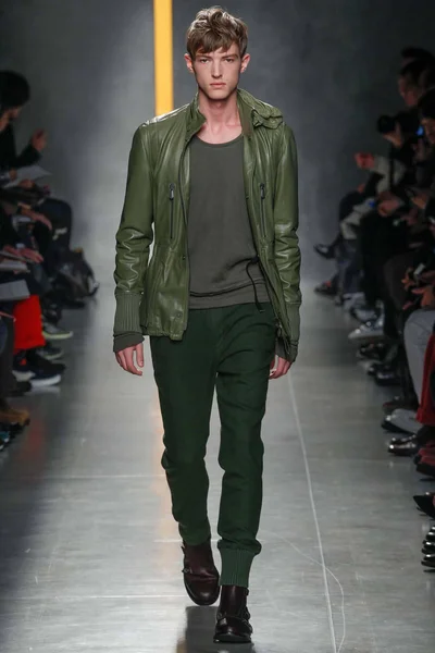 Look 16